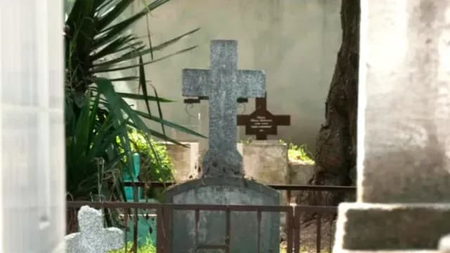 Vista de lápida sepulcral dentro de un panteón en la CDMX.
