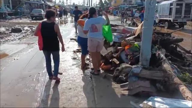 Damnificados en Acapulco buscan alimentos en la basura por el huracán Otis