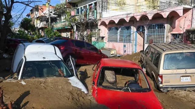 Autos sepultados en lodo por el huracán Otis