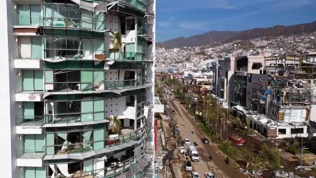Edificios dañados en la Costera Miguel Alemán de Acapulco por Otis