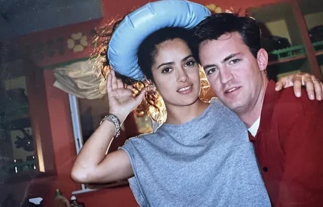 Salma Hayek y Matthew Perry en los años noventa