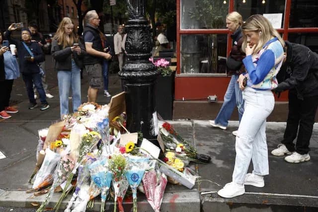Admiradores de Matthew Perry reunidos en Nueva York