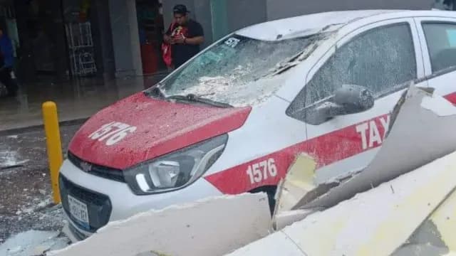 Sin lesionados tras caída de estructura de tablaroca sobre taxi | Foto: Mónica Ricardez | N+