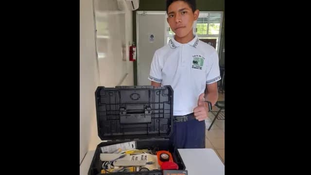 Daniel Grapain recibió un kit de electrónica luego de presentar a su robot 'Larry'. Foto: Facebook | Maestro Marciano