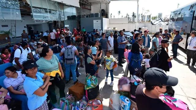 Personas afectadas por el huracan Otis buscan transporte