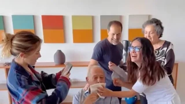 Salma Hayek festejó a su papá con pastel