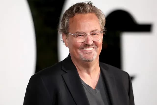 Matthew Perry en una alfombra roja