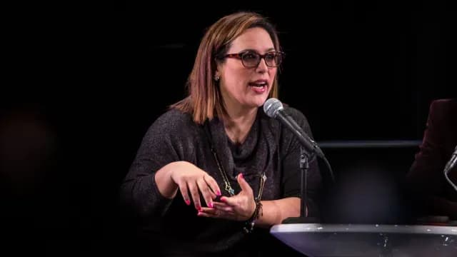 Angélica Vale durante una conferencia de prensa