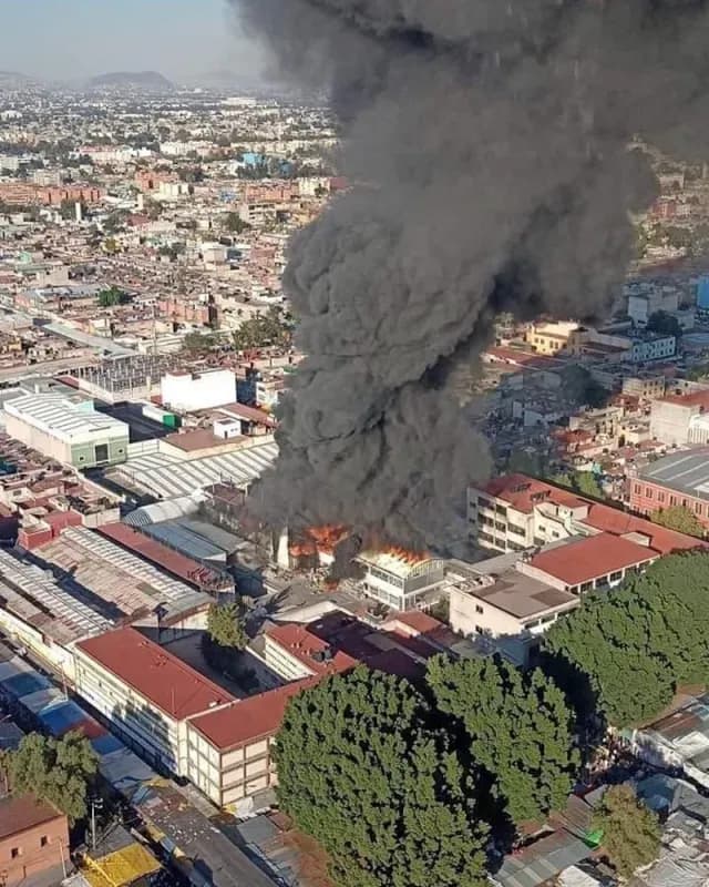 Incendio en bodega de la Plaza Oasis de Tepito