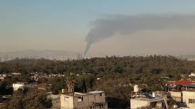 Columna de humo del incendio de Tepito desde el Ajusco