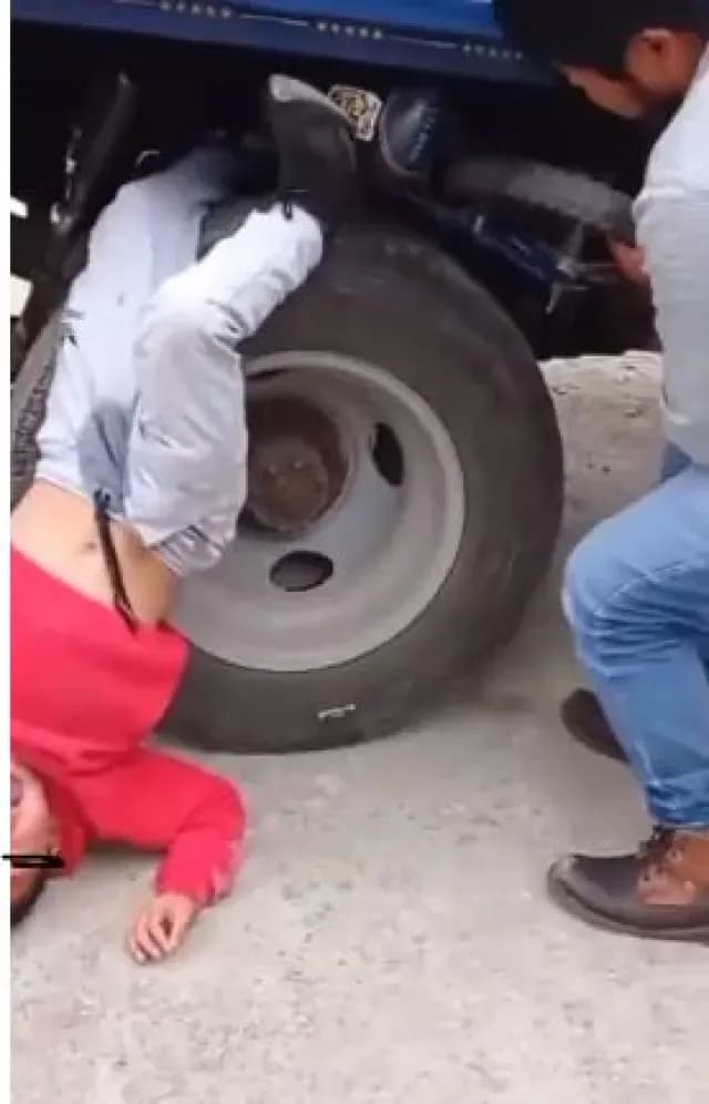 Niño Se Salva de Ser Aplastado Por Llanta Trasera de Camión