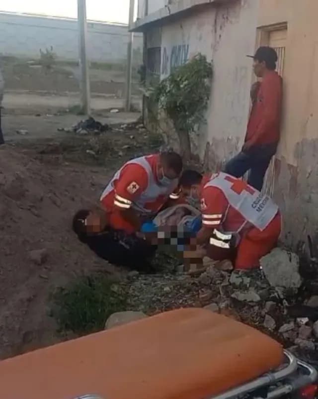 Mujer Da a Luz en Baldío; Le Negaron Atención en IMSS Bienestar