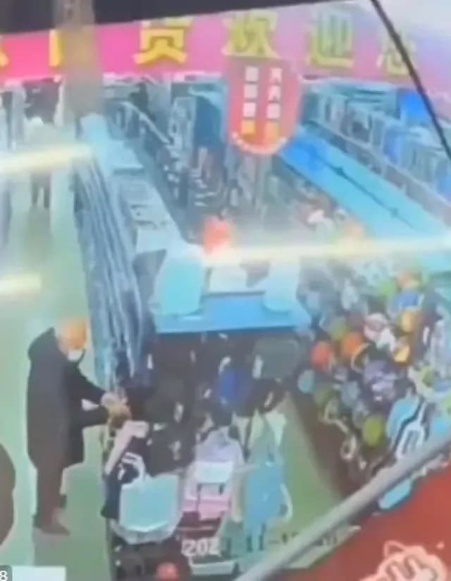Se Abre Socavón en Centro Comercial de China