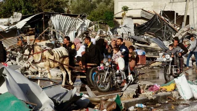 Desplazados regresan a su hogar en una carreta durante la tregua. Foto: Reuters