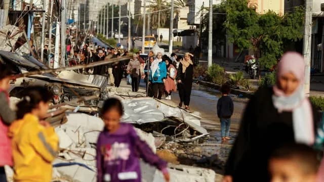 Palestino desplazados buscan regresar a su hogar durante la tregua entre Israel y Hamás. Foto: Reuters