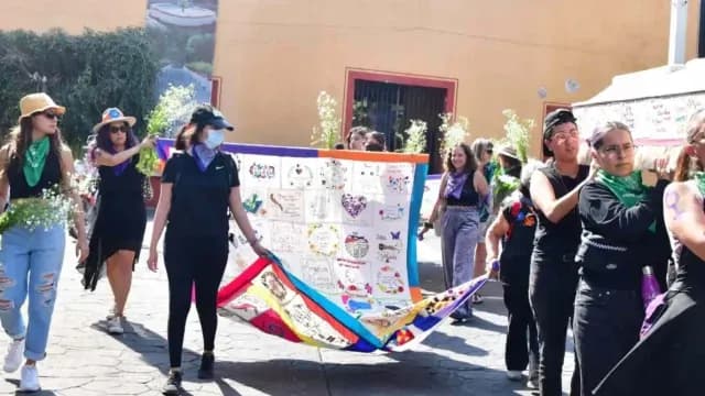 Ataúd bordado con nombres de víctimas de feminicidio. Foto: María Antonieta