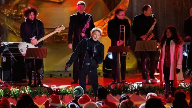 El cantante Barry Manilow actúa durante la ceremonia de iluminación