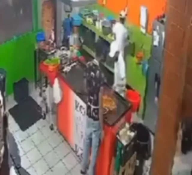Frente a Comensales, Taquero Acuchilla a su Compañero en Hidalgo