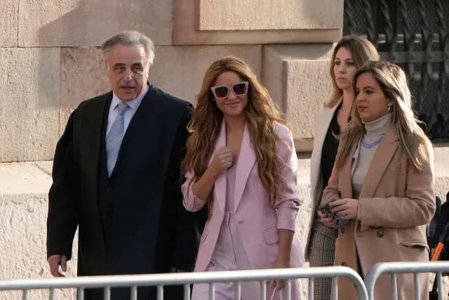 Shakira afuera de los tribunales españoles