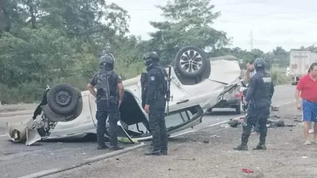 Un vehículo terminó llantas arriba en la autopista al ser conducido a velocidad inmoderada | Foto: Isaías Muñoz | N+