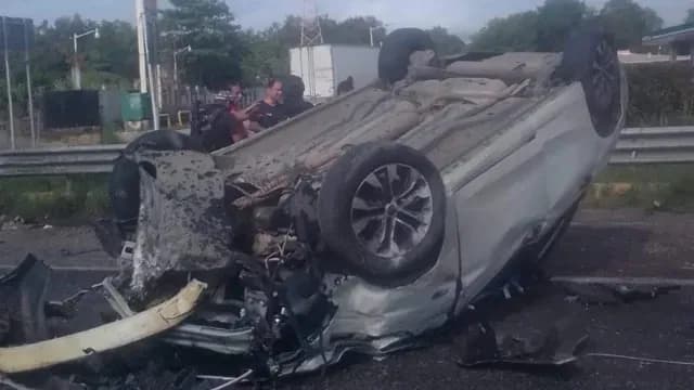 Así quedó un automóvil tras volcarse en el barrio Veracruz en el sur de Veracruz | Foto: Isaías Muñoz | N+