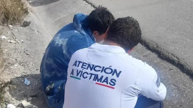 El varón fue asistido por policías para evitar que se hiciera daño. Foto: X @SSC_Pue