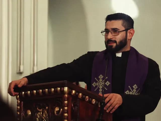 "Qué Me Eche la Bendición": Sacerdote "Guapo" Se Hace Viral