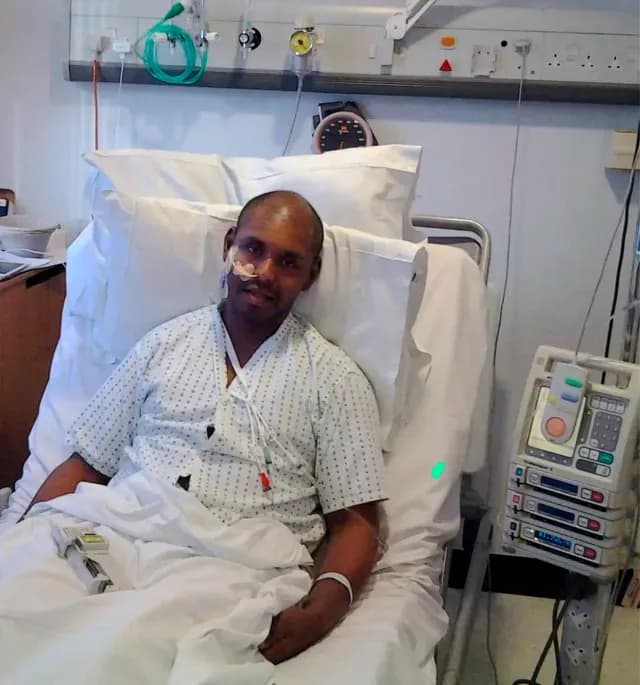 Adam en recuperación, días después del trasplante de médula ósea