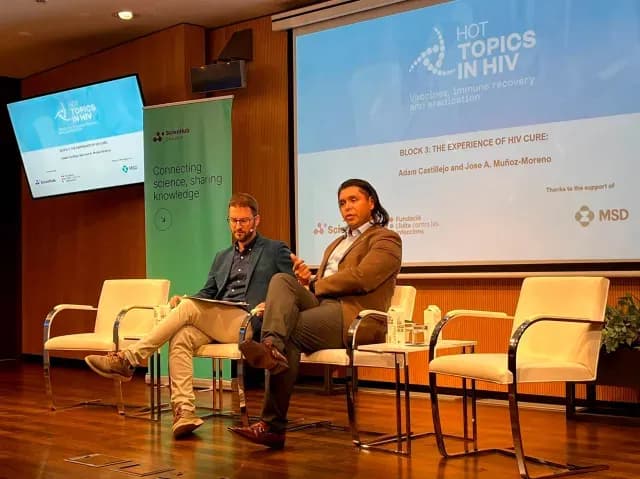 Adam en conferencia hablando sobre su caso para un panel de expertos de la Fundación Lluita