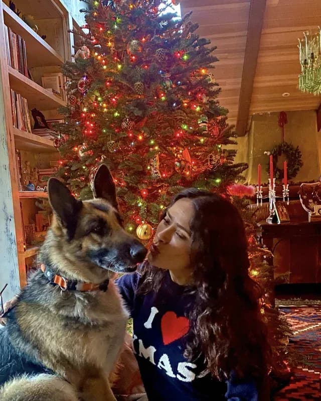 Salma Hayek junto al árbol de Navidad