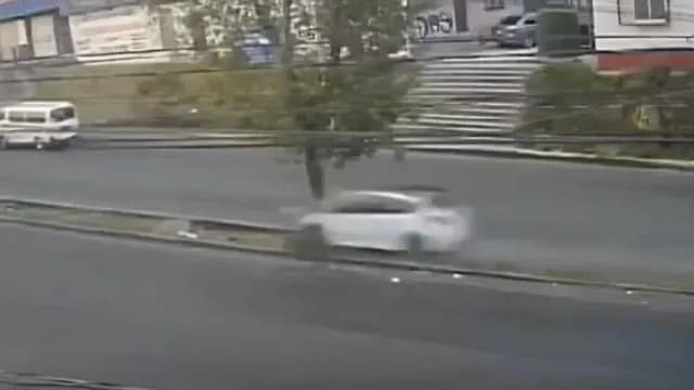 Coche choca contra árbol en Atizapán de Zaragoza
