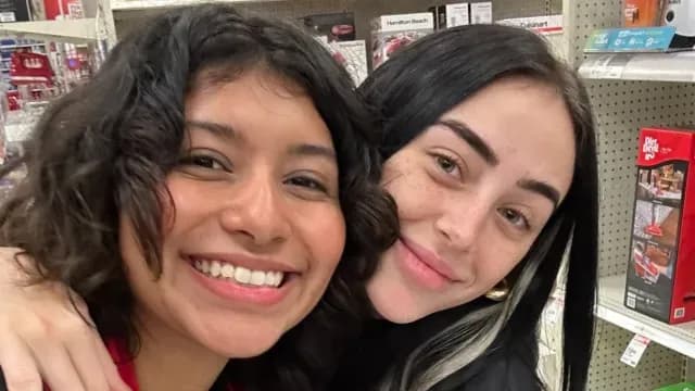 Nicki Nicole se tomó una foto con una fan en un supermercado
