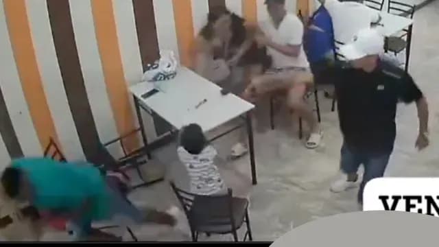 Video: Matan a hombre frente a su familia en una heladería en Ecuador