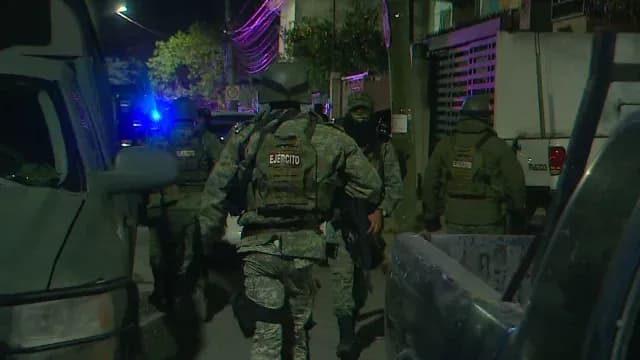 La zona fue asegurada además por elementos del ejército mexicano y fuerza civil, mientras peritos de la fiscalía iniciaban las indagatorias