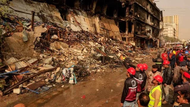 Personal de emergencia inspecciona la parte dañada del centro comercial Gul Plaza en Karachi, Pakistán. Foto: Reuters