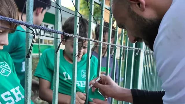 Autógrafos de miembros de la Selección de Futbol de Irak a niños de Monterrey. Foto: X @IraqNT_EN
