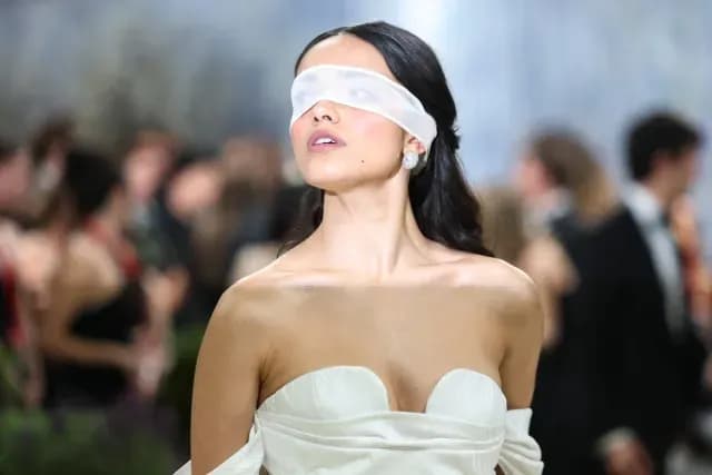 Rachel Zegler acude a la Met Gala 2026 con el antifaz de la Justicia Ciega