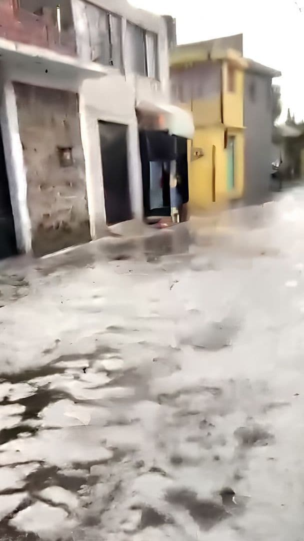 Lluvia y Granizada Dejan Calles de Xochimilco Convertidas en Ríos Blancos de Hielo y Agua