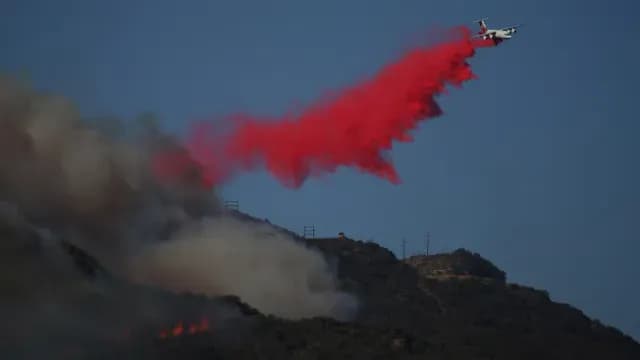 El fuego en Pacific Palisades también es combatido desde el aire