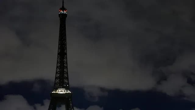 Torre Eiffel en Francia se suma a la hora del planeta