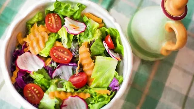 Las verduras son excelentes para comer en ensaladas frescas. Foto: Pexels | Ilustrativa