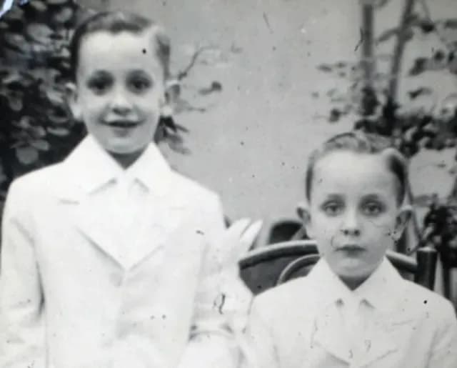 Infancia de Jorge Mario Bergoglio. En la imagen, aparece junto a uno de sus hermanos durante su niñez en Buenos Aires, Argentina