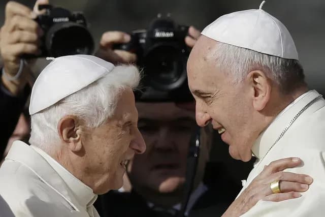 El papa Francisco (derecha) abraza al papa emérito Benedicto XVI antes del inicio de un encuentro con fieles ancianos en la Plaza de San Pedro, en el Vaticano, el 28 de septiembre de 2014