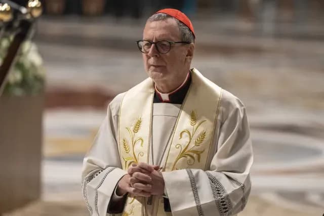 El cardenal Claudio Gugerotti, prefecto del Dicasterio para las Iglesias Orientales, lidera un rosario de vigilia por la salud del papa Francisco en la Basílica de San Pedro, en el Vaticano, el 1 de marzo de 2025
