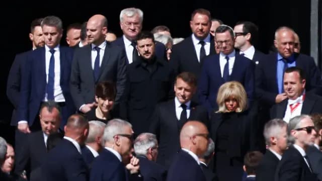 El presidente de Ucrania, Volodimir Zelenski, el presidente francés, Emmanuel Macron, y su esposa, Brigitte Macron, en la Plaza de San Pedro. Foto: Reuters