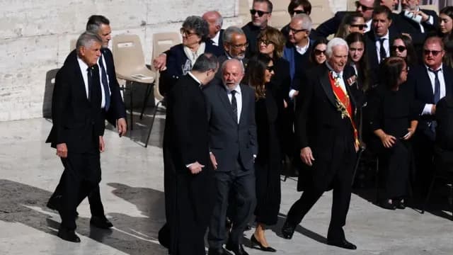 El presidente de Brasil, Luiz Inácio Lula da Silva, y su esposa Rosangela "Janja" da Silva caminan antes de la misa funeral del Papa Francisco. Foto: Reuters
