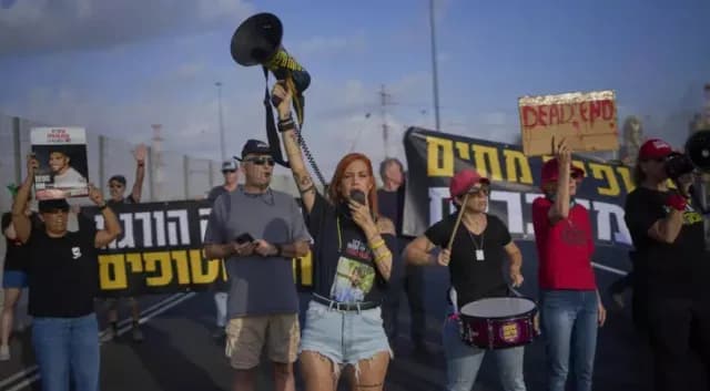 Un grupo se personas con un megáfono exigen al Gobierno israelí que deje al lado su decisión de tomar el control de la ciudad de Gaza. Foto: Reuters
