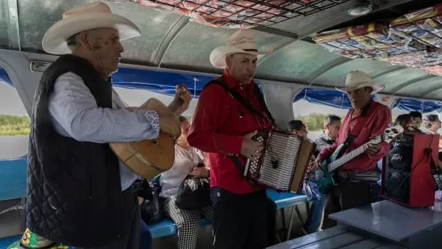 Norteños amenizando el viaje en lancha para los turistas que se dirigen a Janitzio. Foto: N+