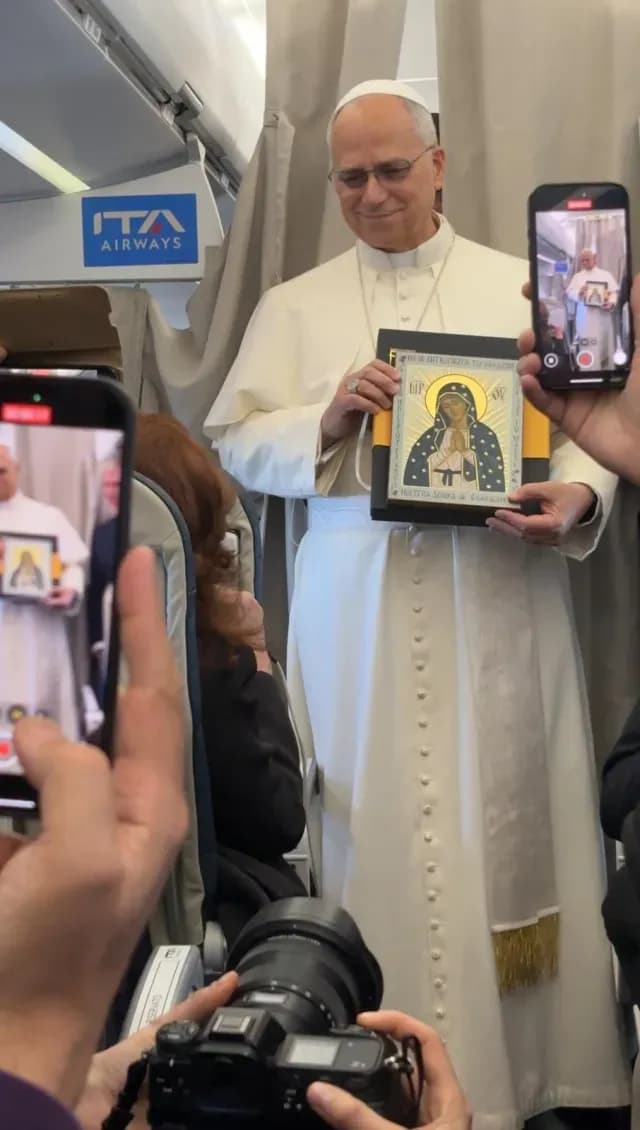 Papa León con la Virgen de Guadalupe que le regaló Valentina Alazraki. Foto: N+