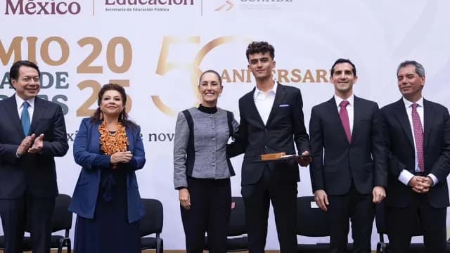 Isaac Del Toro Romero recibe Premio Nacional de Deportes. Foto: Presidencia de México